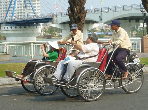 Du khách “cười toe” trên xích lô tham quan Đà Nẵng - ảnh 22