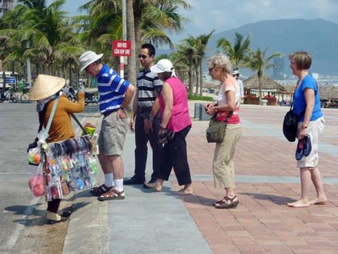 Đà Nẵng: Xử lý tình trạng nhếch nhác trên tuyến đường Võ Nguyên Giáp - ảnh 1