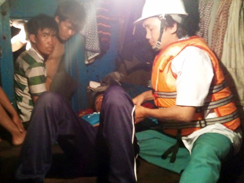 Khẩn cấp đưa ngư dân bị nguy hiểm tính mạng vào bờ - ảnh 1