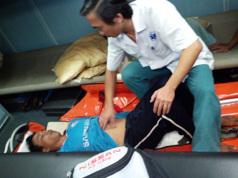 Khẩn cấp đưa ngư dân bị liệt hai chân trên biển vào bờ cứu chữa - ảnh 1