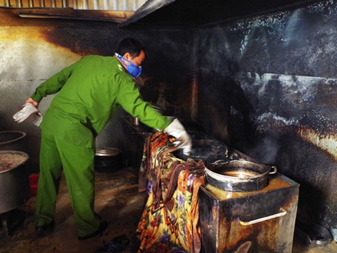 Bỏ đi ăn trưa để mặc nồi dầu trên bếp, cháy cả tiệm chả cá - ảnh 1