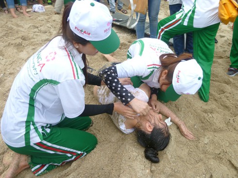 Đà Nẵng: Hơn 1.000 SV tham dự hội thi kỹ năng sơ cấp cứu trên biển - ảnh 3