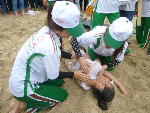 Đà Nẵng: Hơn 1.000 SV tham dự hội thi kỹ năng sơ cấp cứu trên biển - ảnh 4