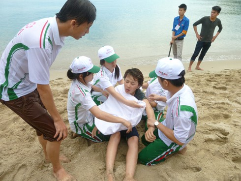 Đà Nẵng: Hơn 1.000 SV tham dự hội thi kỹ năng sơ cấp cứu trên biển - ảnh 5