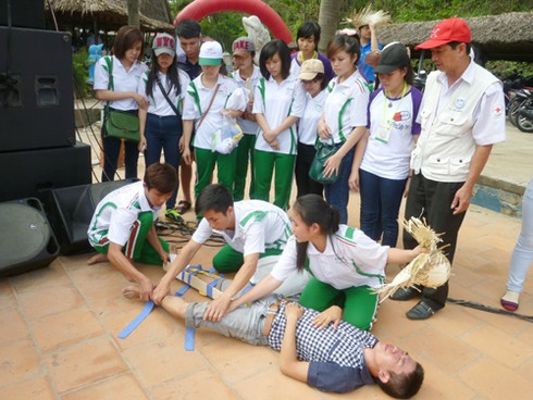 Đà Nẵng: Hơn 1.000 SV tham dự hội thi kỹ năng sơ cấp cứu trên biển - ảnh 12