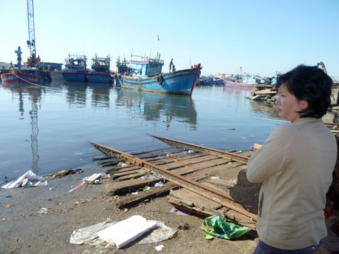 Đứt ruột đón “xác” tàu cá bị Trung Quốc đâm chìm - ảnh 2