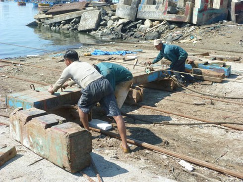 Đứt ruột đón “xác” tàu cá bị Trung Quốc đâm chìm - ảnh 4