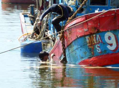 Đứt ruột đón “xác” tàu cá bị Trung Quốc đâm chìm - ảnh 5