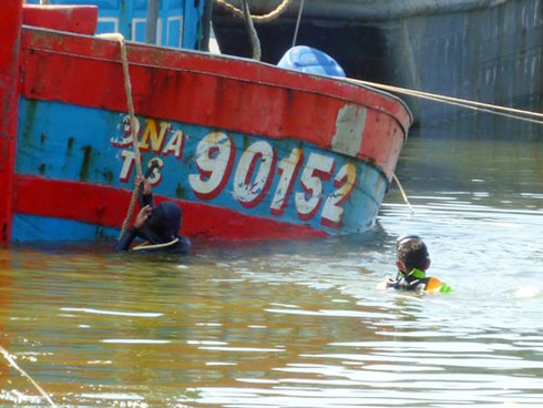 Đứt ruột đón “xác” tàu cá bị Trung Quốc đâm chìm - ảnh 6