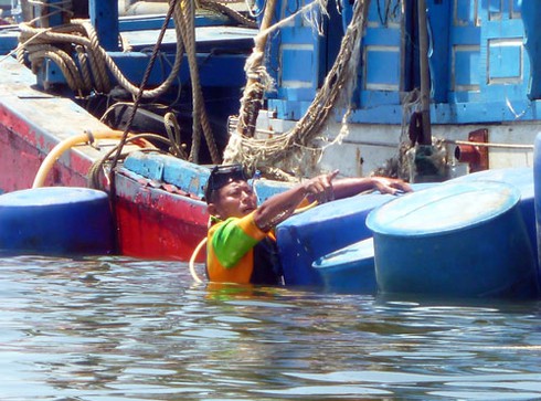 Đứt ruột đón “xác” tàu cá bị Trung Quốc đâm chìm - ảnh 7