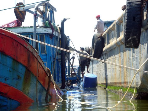 Đứt ruột đón “xác” tàu cá bị Trung Quốc đâm chìm - ảnh 13