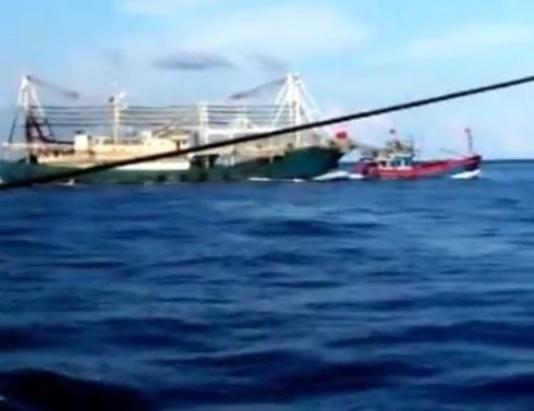 Chấn động: Clip quay cảnh tàu TQ tàn bạo, đâm chìm tàu cá Việt Nam - ảnh 3