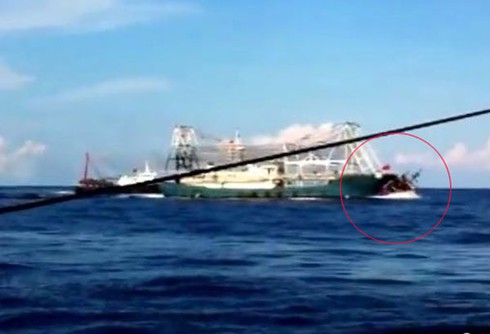 Chấn động: Clip quay cảnh tàu TQ tàn bạo, đâm chìm tàu cá Việt Nam - ảnh 1