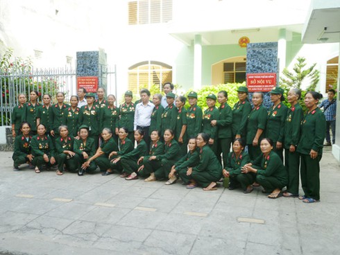 Các nữ pháo binh Ngư Thủy thăm UBND huyện Hoàng Sa - ảnh 1