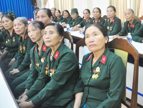 Các nữ pháo binh Ngư Thủy thăm UBND huyện Hoàng Sa - ảnh 2