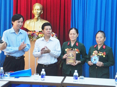 Các nữ pháo binh Ngư Thủy thăm UBND huyện Hoàng Sa - ảnh 3