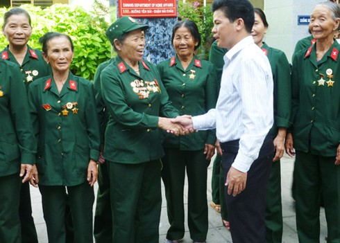 Các nữ pháo binh Ngư Thủy thăm UBND huyện Hoàng Sa - ảnh 4