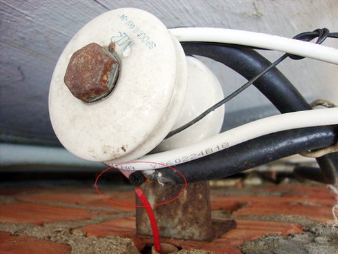 Đà Nẵng: Phát hiện hai gia đình cùng “phối hợp” trộm cắp điện - ảnh 1