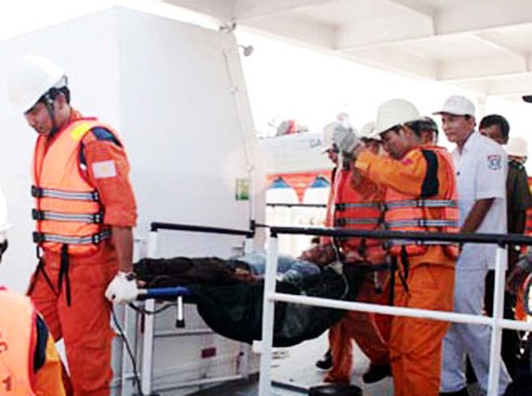 Cứu ngư dân bị đứt lìa một phần cánh tay phải trên biển - ảnh 1