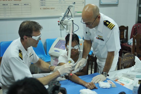 Hải quân Hoa Kỳ đưa kỹ thuật chữa bỏng tân tiến nhất đến VN - ảnh 2