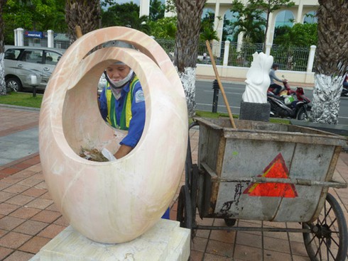 Đà Nẵng: Xóa ngay tình trạng vườn tượng nơi “phòng khách” đầy rác! - ảnh 1