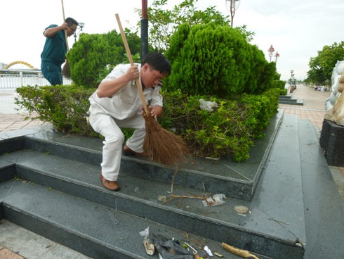 Đà Nẵng: Xóa ngay tình trạng vườn tượng nơi “phòng khách” đầy rác! - ảnh 2