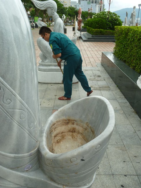 Đà Nẵng: Xóa ngay tình trạng vườn tượng nơi “phòng khách” đầy rác! - ảnh 4