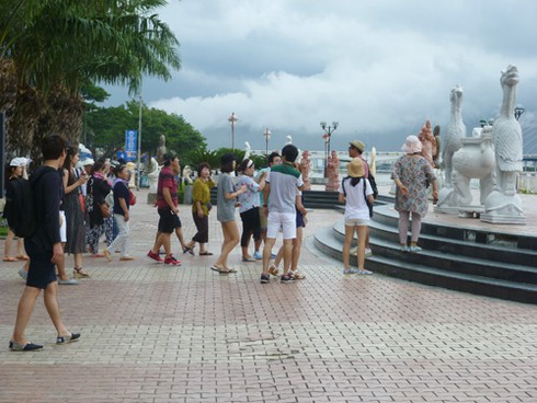 Đà Nẵng: Xóa ngay tình trạng vườn tượng nơi “phòng khách” đầy rác! - ảnh 16