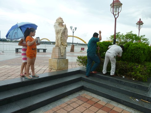 Đà Nẵng: Xóa ngay tình trạng vườn tượng nơi “phòng khách” đầy rác! - ảnh 24