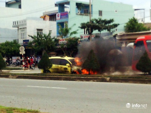 Bị xe bồn ép, xe taxi đâm vào dải phân cách và bốc cháy giữa đường - ảnh 1