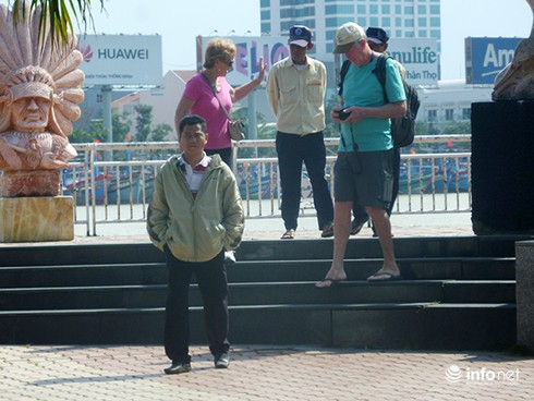 Đà Nẵng chống đeo bám du khách: Từ hội trường đến… hiện trường! - ảnh 5