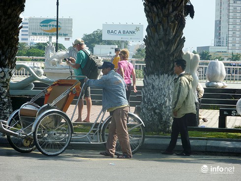 Đà Nẵng chống đeo bám du khách: Từ hội trường đến… hiện trường! - ảnh 6