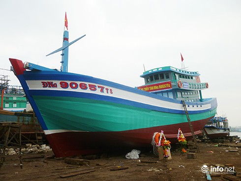 Cận cảnh hạ thủy tàu cá thay thế tàu ĐNa 90152 bị tàu Trung Quốc đâm chìm - ảnh 2