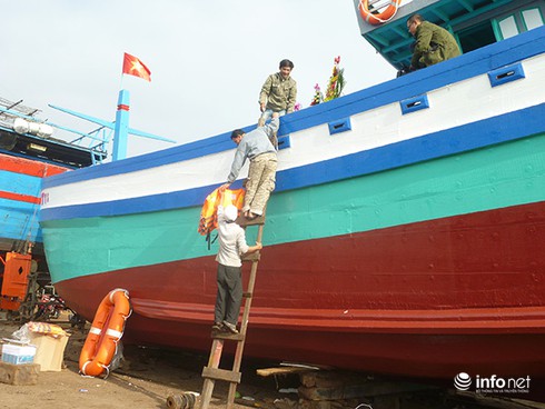 Cận cảnh hạ thủy tàu cá thay thế tàu ĐNa 90152 bị tàu Trung Quốc đâm chìm - ảnh 3