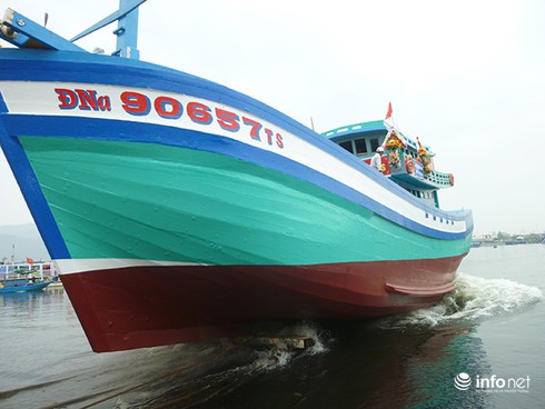 Cận cảnh hạ thủy tàu cá thay thế tàu ĐNa 90152 bị tàu Trung Quốc đâm chìm - ảnh 16