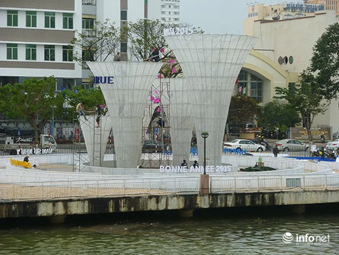 Đà Nẵng: Đường hoa xuân Bạch Đằng rực rỡ chờ giờ khai hội - ảnh 8