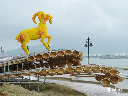 Đà Nẵng: Đường hoa xuân Bạch Đằng rực rỡ chờ giờ khai hội - ảnh 10