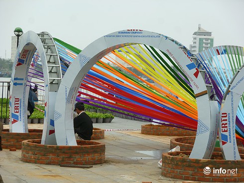 Đà Nẵng: Đường hoa xuân Bạch Đằng rực rỡ chờ giờ khai hội - ảnh 2