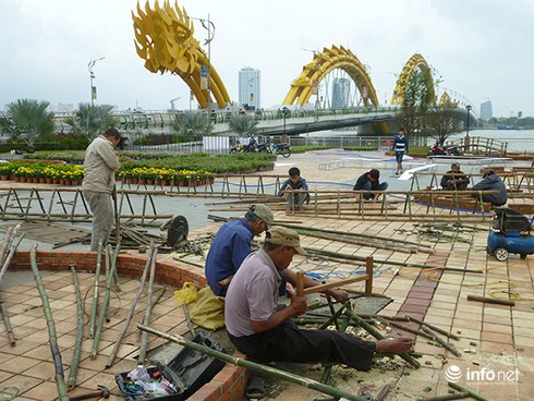 Đà Nẵng: Đường hoa xuân Bạch Đằng rực rỡ chờ giờ khai hội - ảnh 3