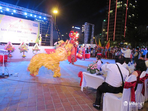 Đà Nẵng bắt đầu vào mùa du lịch biển 2015 - ảnh 2