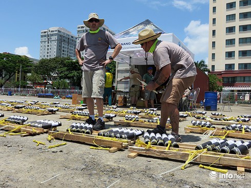 Bí mật bãi bắn của các đội thi trình diễn pháo hoa quốc tế Đà Nẵng 2015 - ảnh 20