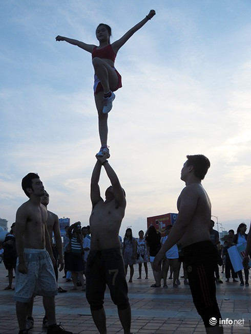 Mùa du lịch biển Đà Nẵng 2015 chính thức bắt đầu - ảnh 9