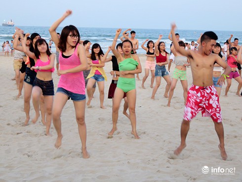 Mùa du lịch biển Đà Nẵng 2015 chính thức bắt đầu - ảnh 13