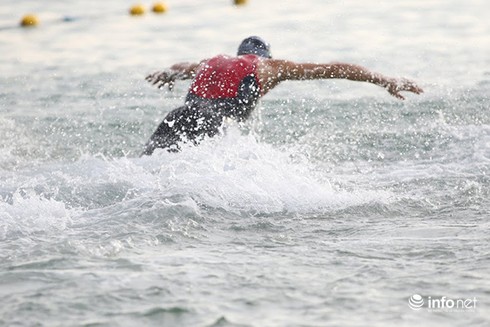 Hai VĐV Nam Phi, Thụy Sĩ vô địch cuộc đua “3 môn phối hợp” tại Đà Nẵng - ảnh 1