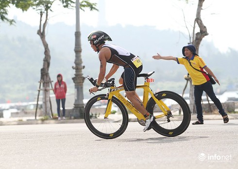 Hai VĐV Nam Phi, Thụy Sĩ vô địch cuộc đua “3 môn phối hợp” tại Đà Nẵng - ảnh 2