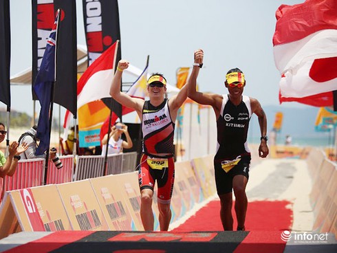 Hai VĐV Nam Phi, Thụy Sĩ vô địch cuộc đua “3 môn phối hợp” tại Đà Nẵng - ảnh 9