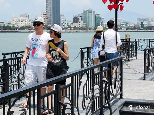 “Cầu tàu tình yêu” ở Đà Nẵng: Lãng mạn, ngộ nghĩnh và… nguy cơ! - ảnh 2