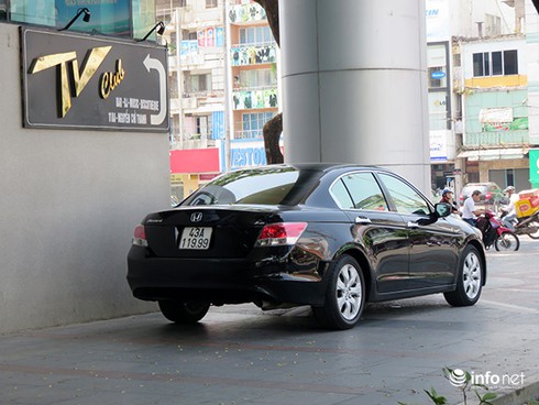 Đà Nẵng: Hàng loạt ô tô ngang nhiên đậu đỗ lấn chiếm vỉa hè của người đi bộ - ảnh 1