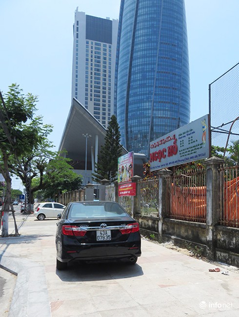 Đà Nẵng: Hàng loạt ô tô ngang nhiên đậu đỗ lấn chiếm vỉa hè của người đi bộ - ảnh 11