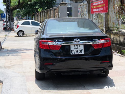 Đà Nẵng: Hàng loạt ô tô ngang nhiên đậu đỗ lấn chiếm vỉa hè của người đi bộ - ảnh 10